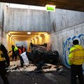 FOTOD | Auto sõitis Järvevana teelt välja ja lendas alla jalakäijate tunnelisse