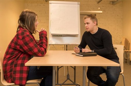 Noorte Tugila programmi rakendaja Marek Morel (paremal) tutvustab noortekeskuses noorele tema võimalusi.