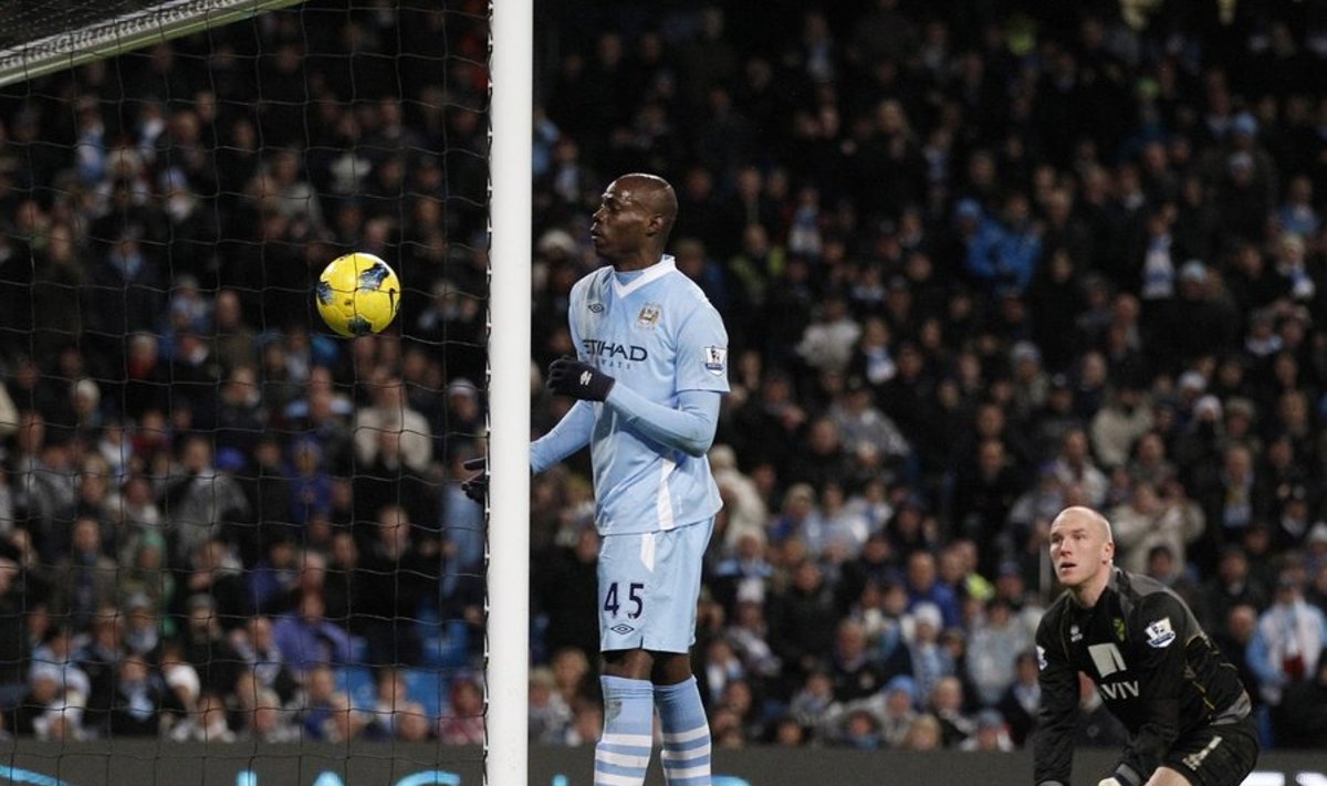 Mario Balotelli lööb õlaga värava