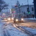 FOTOD: Tihe lumesadu tekitab segadust Viljandi liikluses