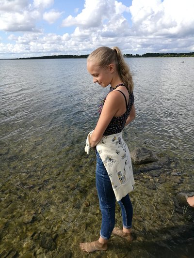 ERILINE JA ASENDAMATU: Karmeni üks suurimaid lemmikuid Liisast on pilt, kus ta on jalgupidi Hiiumaa merevees. "Ta on sellel pildil nii tema ise: kaunis, õnnelik ja õrn."