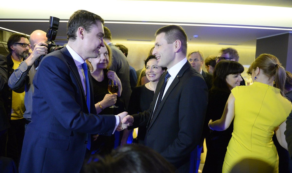 Taavi Rõivas ja Hanno Pevkur jagavad valimisvõidu puhul õnnitlusi.