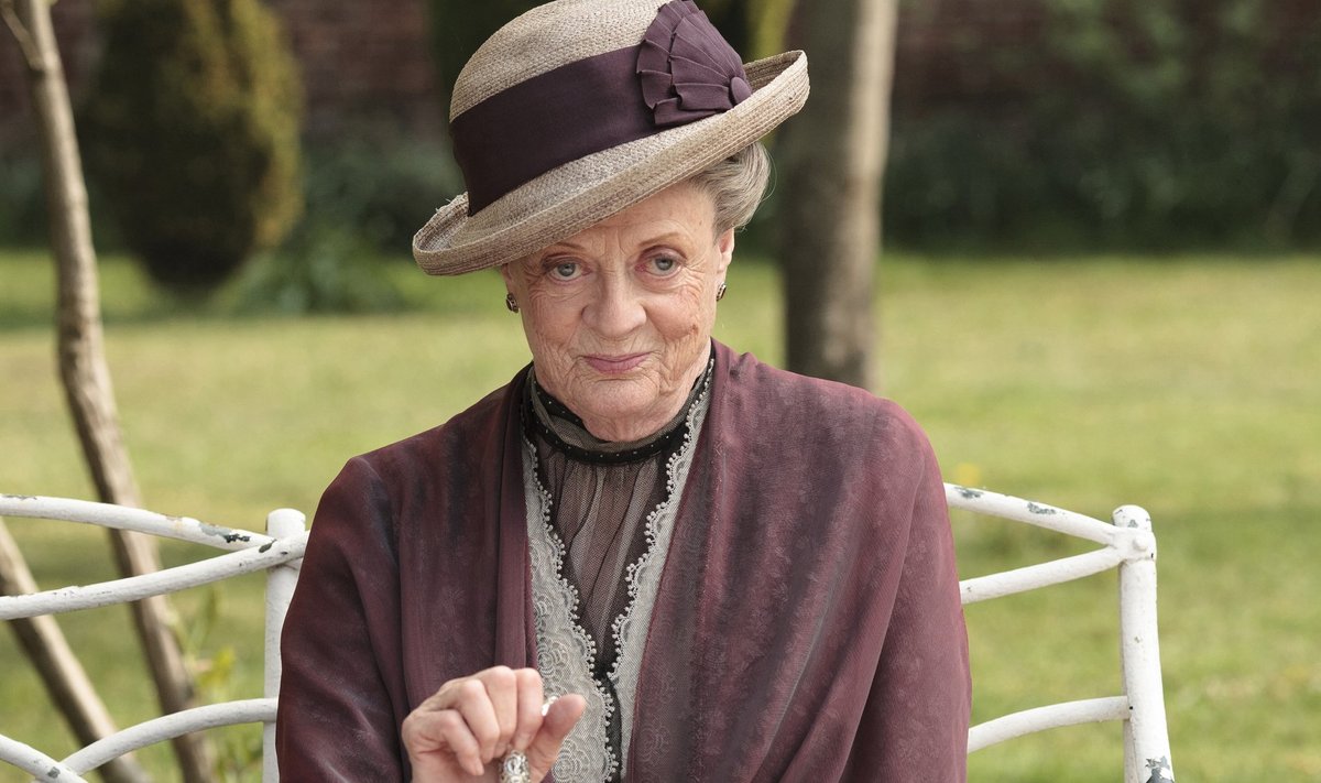 „Downton Abbey” fännide lemmiktegelane, Maggie Smithi kehastatav Violet Crawley on sarja keskmes oleva kolme peretütre vanaema. Tegemist on aga üsna ebahariliku vanaemaga, kes jagab noortele naistele armunõu ja kostitab seltskonda vaimukate sarkastiliste kommentaaridega.