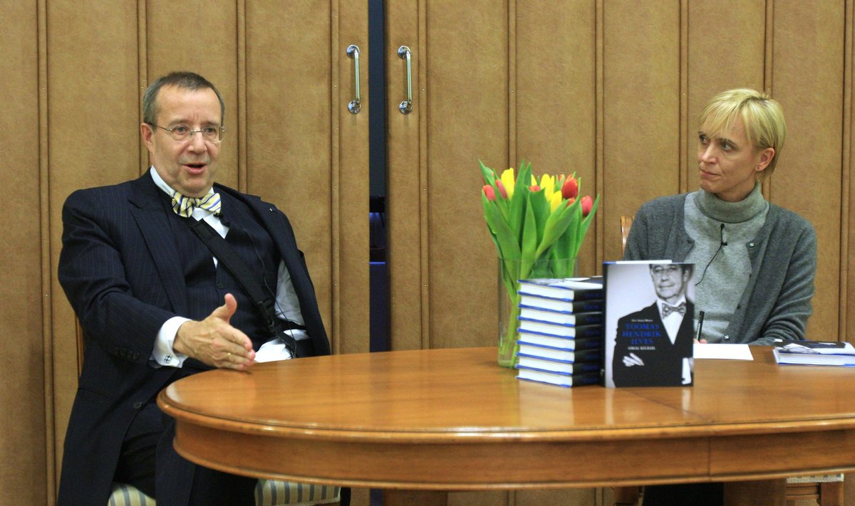 Eesti Vabariigi president Toomas Hendrik Ilves esitles Eesti Kirjandusmuuseumis raamatut "Omal häälel", mis sisaldab tema vestlusi ajakirjanik Iivi Anna Massoga.