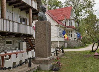 Eesti Vabadusvõitluse Muuseum, Lembit Pärna ausammas