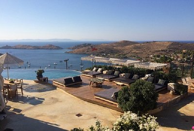 Вид на бухту с террасы отеля Aigis Suites, самого высокогорного на острове