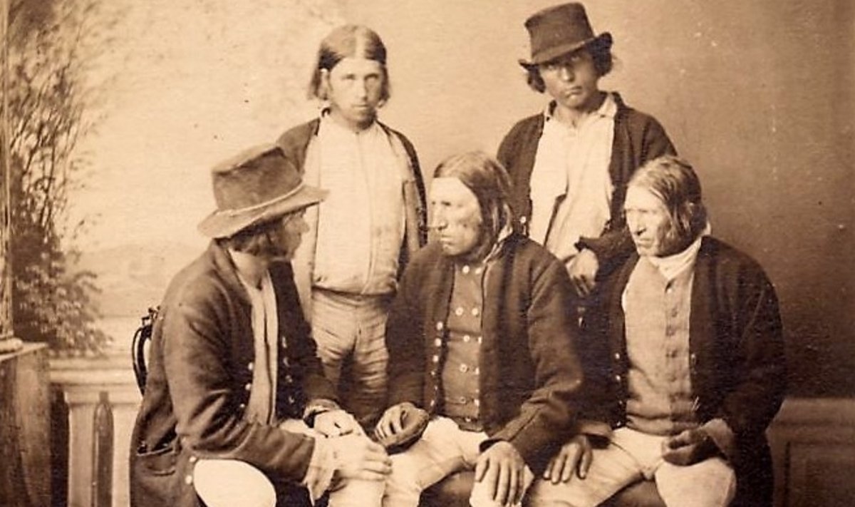 ROOTSI KUNINGA JUTUL: Vormsi talupojad Stockholmis 1861. Seisavad Anders Winkvist ja Adam Jerikas. Istuvad vasakult Hans Solros, Johan Renberg/Rönnberg ja Lars Lindström.
