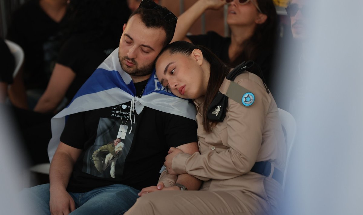 Жители Израиля на похоронах израильского солдата