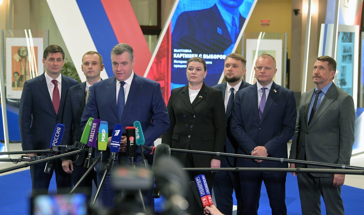 Venemaa Liberaaldemokraatliku Partei juht Leonid Slutski räägib meediaga pärast dokumentide esitamist presidendivalimistel kandideerimiseks.