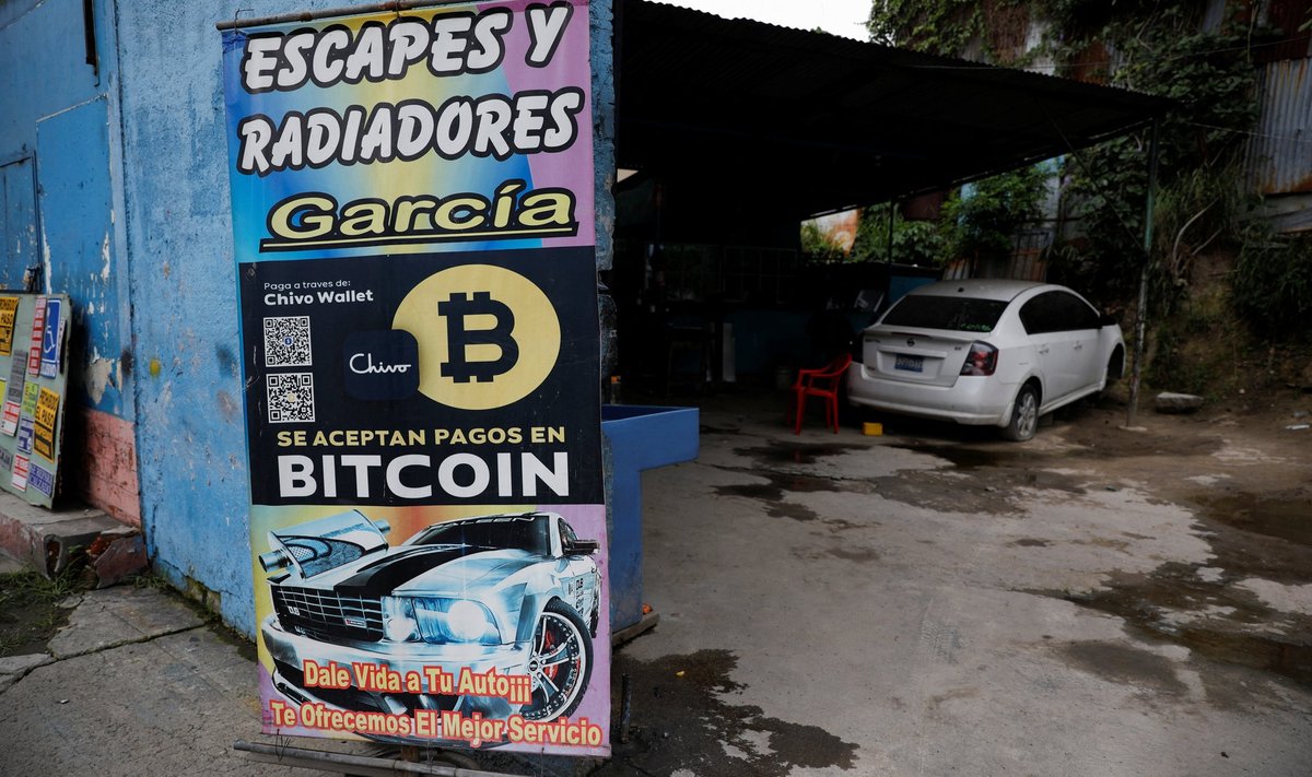 Bitcoin'i on laiemalt kasutusele võtnud El Salvador, kus riik lootis seeläbi rikastuda. Coindeski andmetel pole avantüür seni end ära tasunud, vaid riik on kaotanud pool rahast. Kokku omab riik 2301 bitcoin'i keskmise soetushinnaga 45 171 dollarit.
