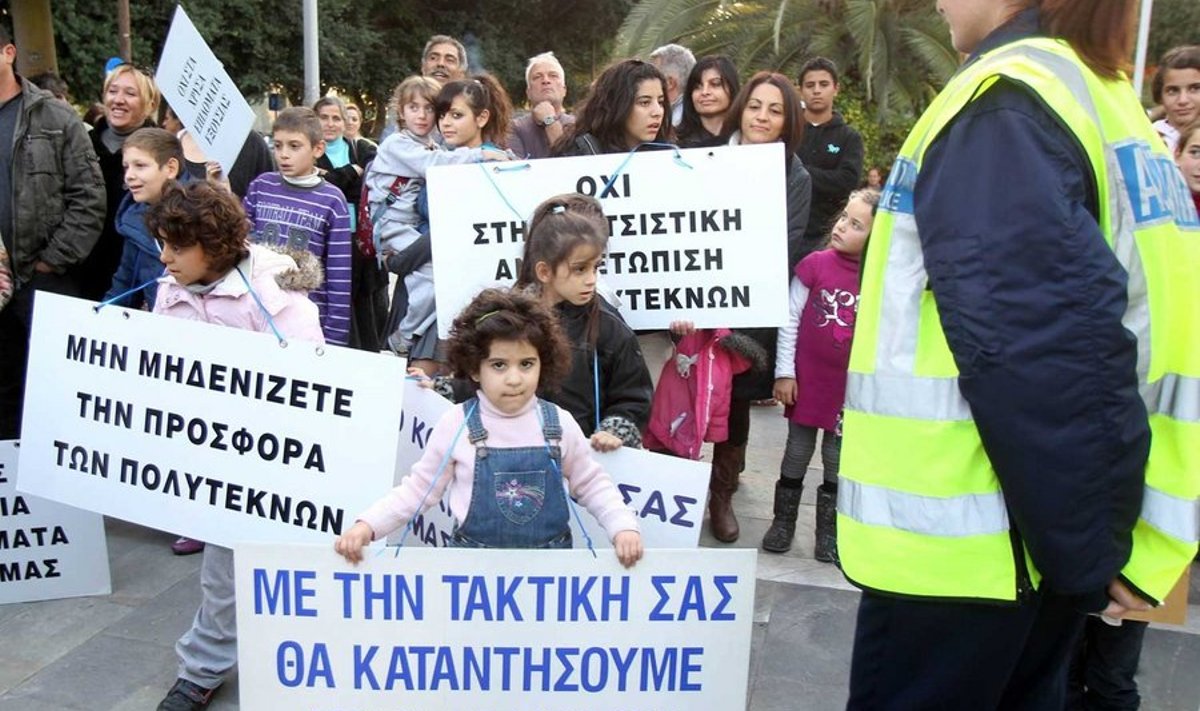 Talvel, kui Küprose parlament kinnitas säästumeetmed, tuli saarerahvas tänavaile protestima. 