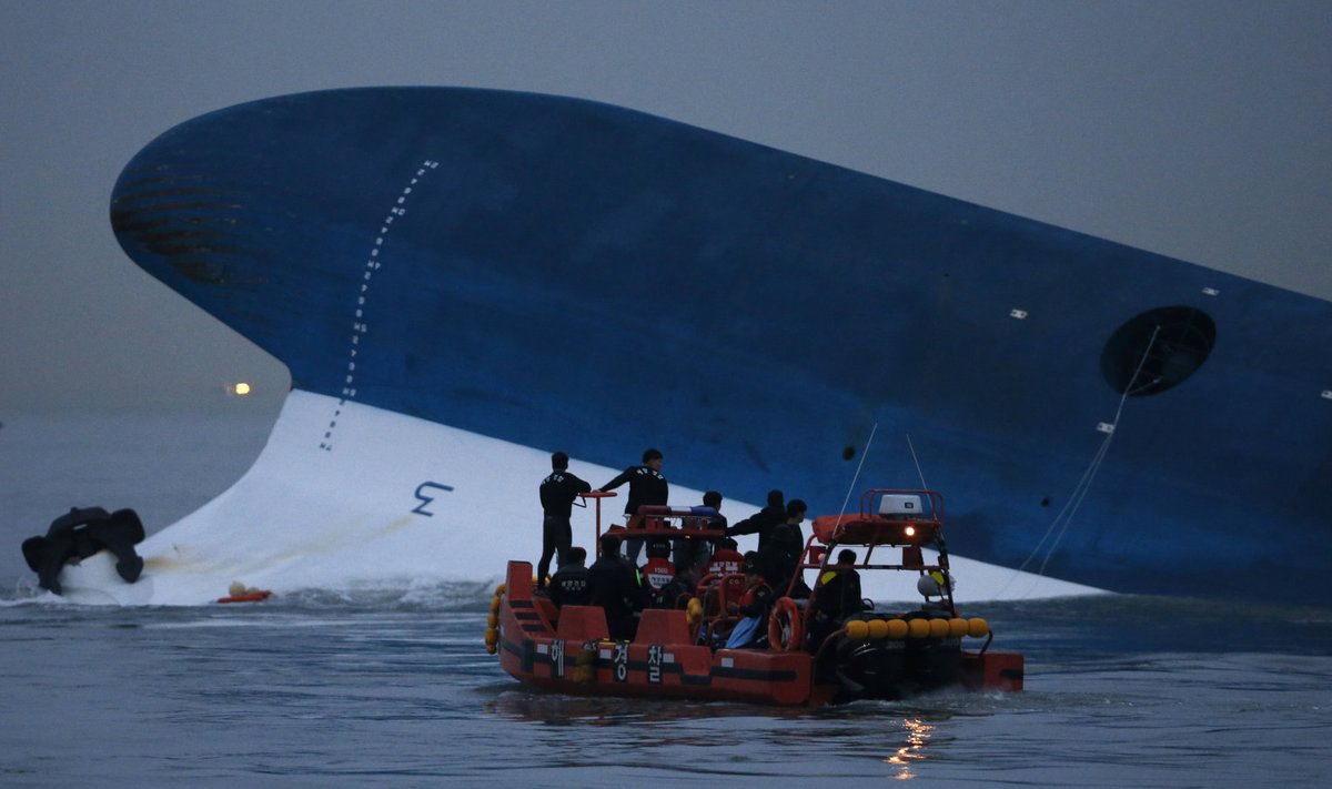 MV Sewol läks kummuli ja seejärel uppus 16. aprillil 2014. 