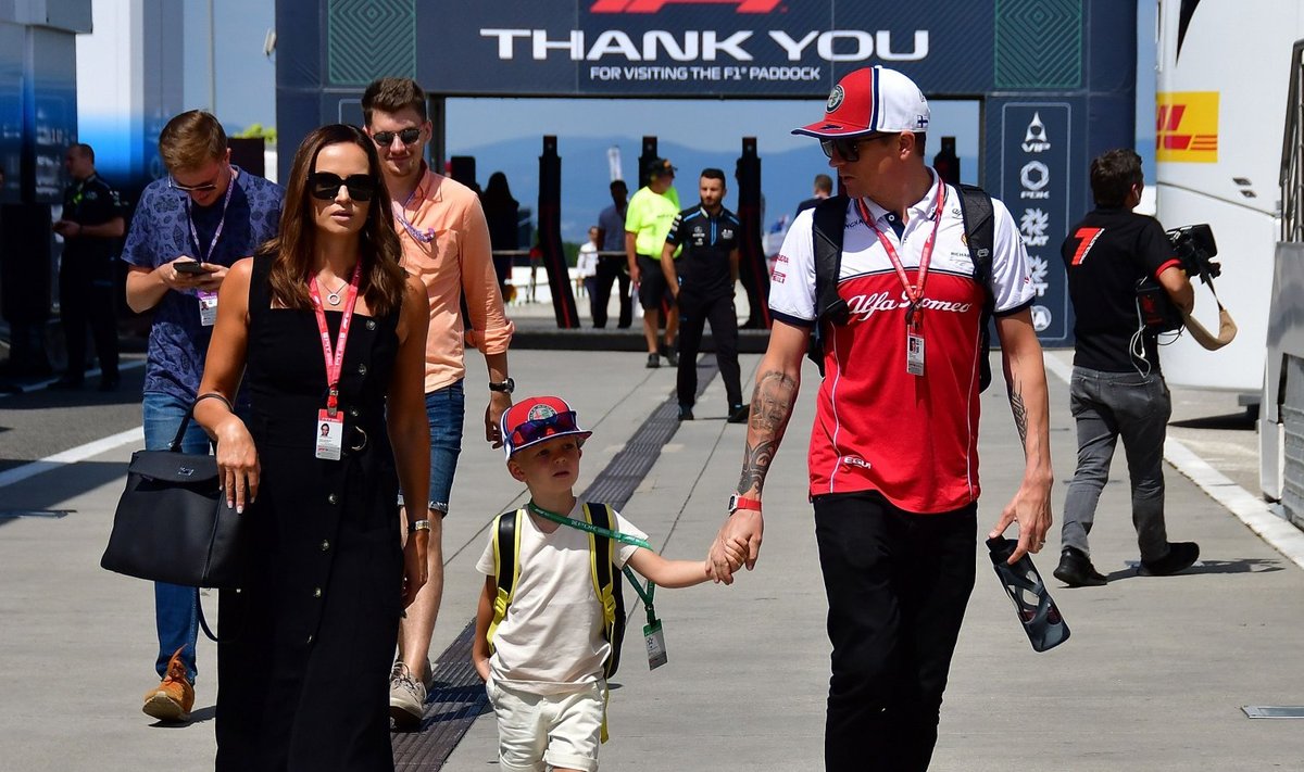 Kimi ja Minttu Räikkönen koos poja Robiniga.