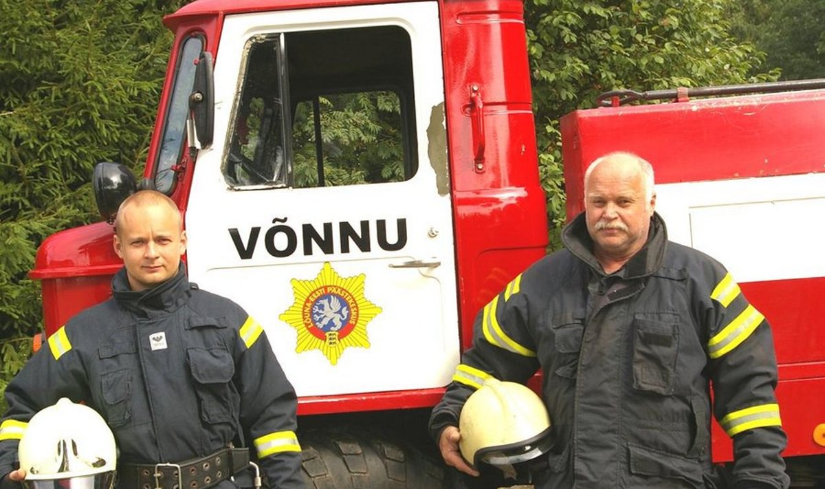 Martti Rumm ja Feliks Paumets oma tuletõrjeauto juures. Foto: Rasmus Toompere