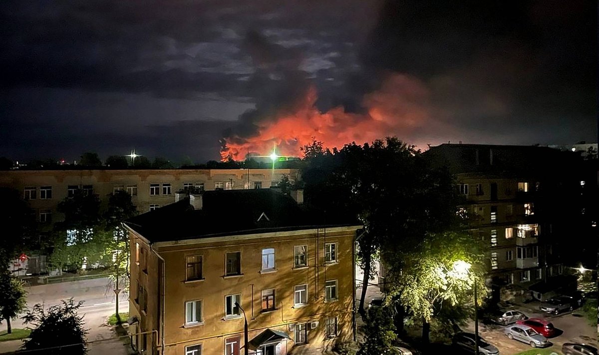 UKRAINA DROONIRÜNNAKU TAGAJÄRG: Pihkva kuberneri Mihhail Vedernikovi sotsiaalmeedias jagatud pilt sellest, kuidas Pihkva lennuväljalt suitsu tõuseb.