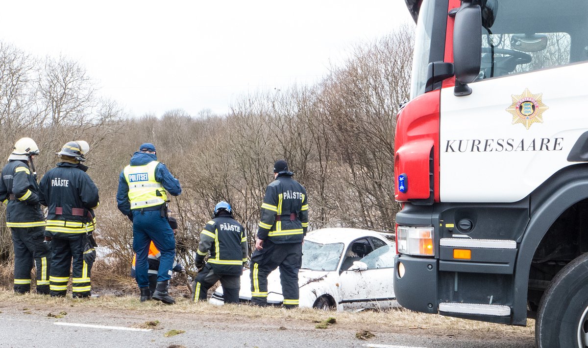 Täna keskpäeval toimus Saaremaal, Lääne –Saare vallas, Pähklas,  Kuressaare-Võhma-Panga maantee kolmandal kilomeetril liiklusõnnetus. Kuressaare suunas sõitnud sõiduauto Toyota Celica juht sõitis sõidukiga teelt välja