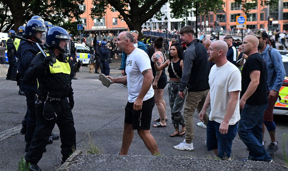 Rahvusvahelised meediaväljaanded nimetasid viimaste nädalate sündmusi üheks suurimaks vägivallaepisoodiks, mida Suurbritannia on üle kümne aasta jooksul näinud. 