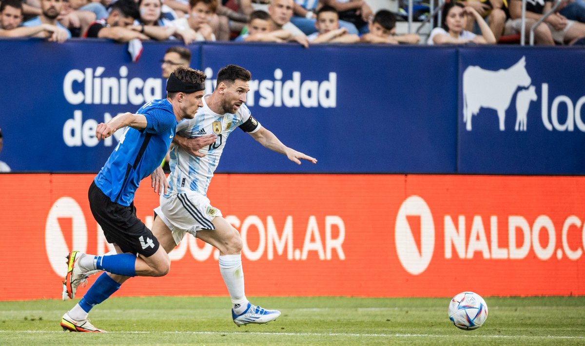 Mattias Käit pidamas võitlust Lionel Messiga.