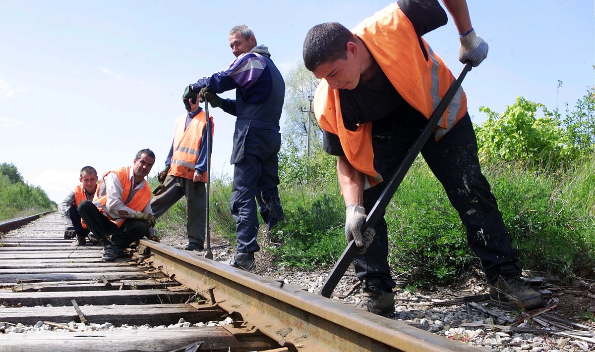 Töömehed võtavad Haapsalu raudteed üles