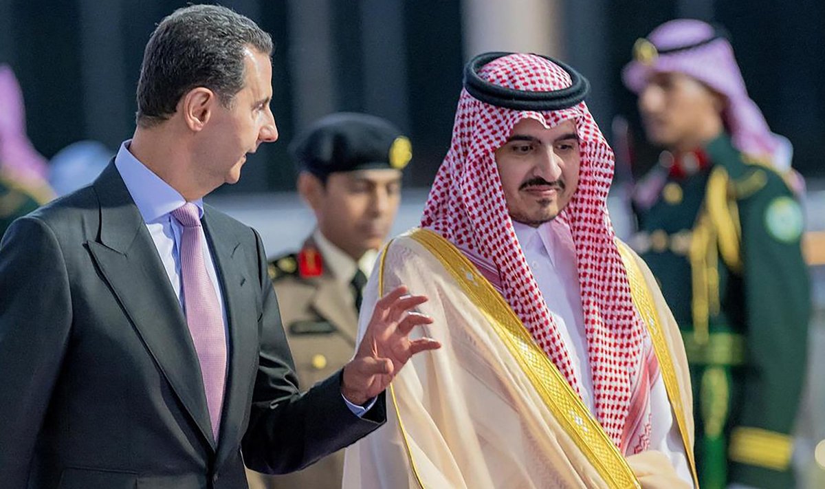 Saudi Araabia esindaja prints Badr bin Sultan bin Abdulaziz (paremal) tervitas Araabia Liiga tippkohtumise eel Jeddas Süüria presidenti Bashar al-Assadi (vasakul).