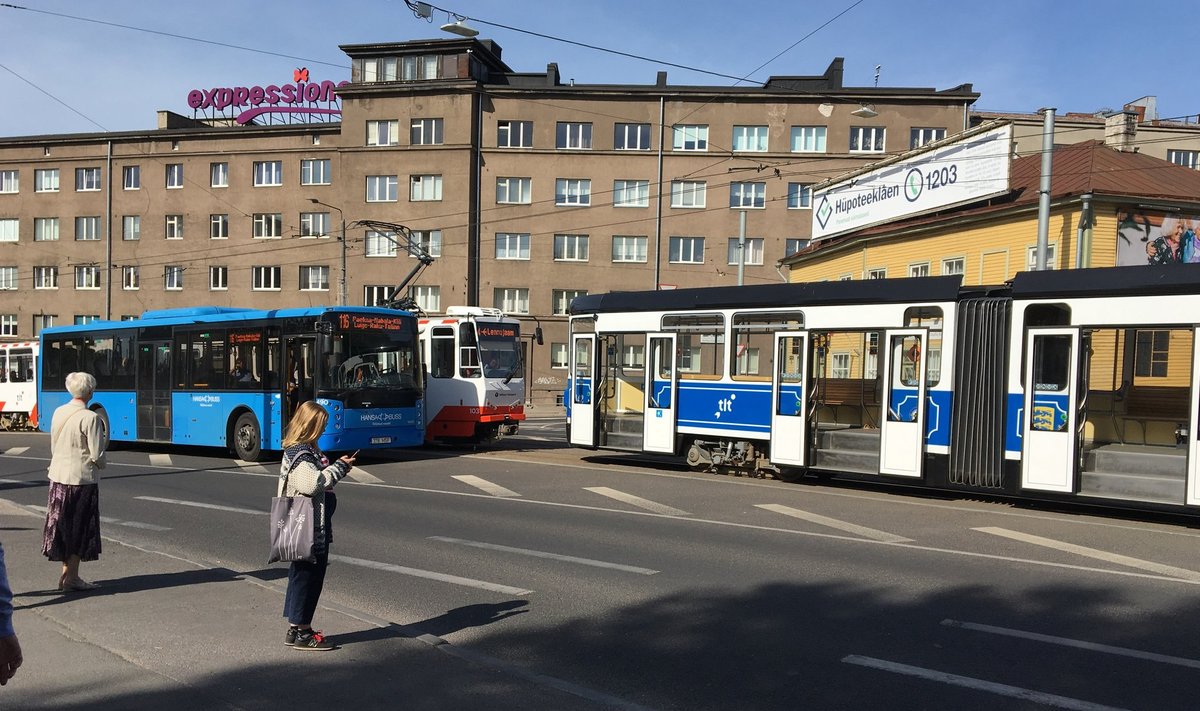 Trammi ja bussi kokkupõrge Tallinnas Pärnu maanteel