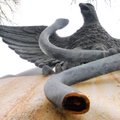 FOTOD: Kuri käsi saagis Pärnu Vabadussõja mälestussambal oleva vaskmao saba