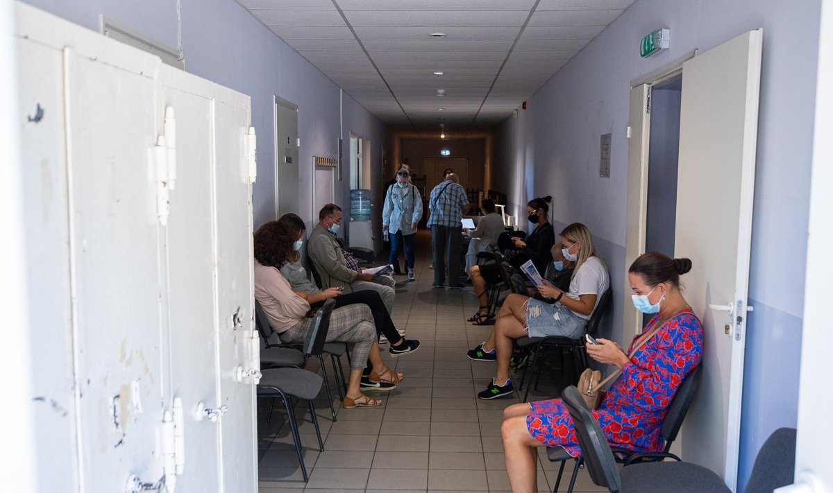 Maardu rahvamaja koridoris ootasid inimesed nii vaktsiini kui ka 15 minutit, et koju minna