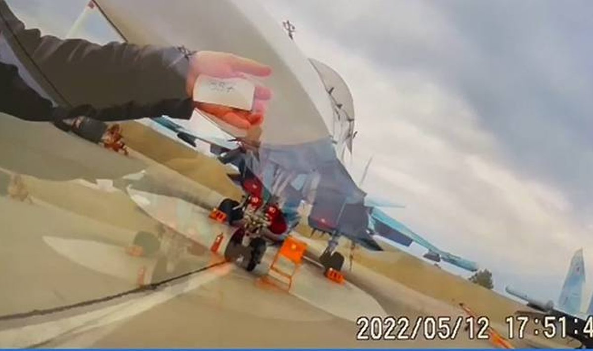 Kuvatõmmis videost, mille saatis vene lendur ukrainlastele oma kavatsuste kinnituseks