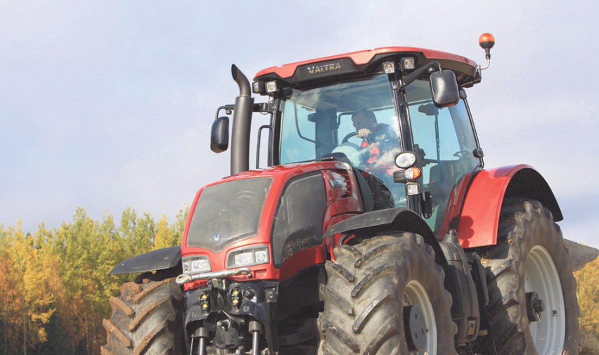 Valtra propageerib jõuliselt  oma masinate laia kasutus- valdkonda – kuigi loomult  põllutarktorid, saab neid  hõlpsalt kohandada  ka metsa-, tee- või  kommunaaltööde jaoks.