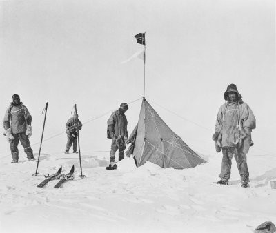 Britid kuu aega pärast Amundseni poolusevallutust norralaste telgi juures.