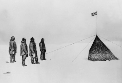 Roald Amundsen, Oscar Wisting, Sverre Hassel ja Helmer Hansen poolusel. Pildi autor viies ekspeditsiooni liige Olav Bjaaland.