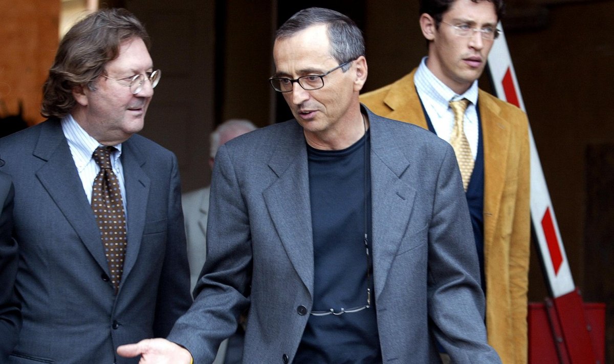 Michele Ferrari (keskel) 2004. aastal Bologna kohtus.