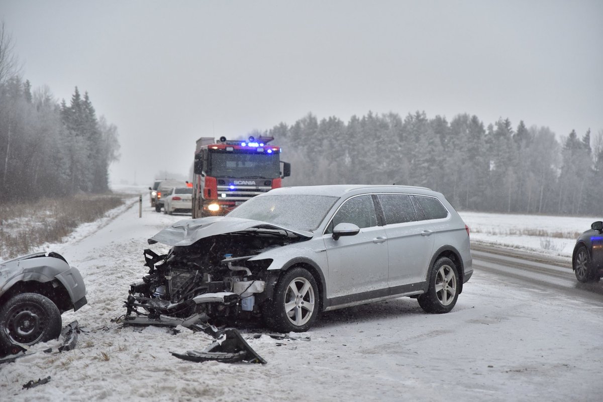 FOTOD SÜNDMUSKOHALT | Imaveres hukkus liiklusõnnetuses noor naine.  Sealkandis juhtus veel mitu avariid - Delfi