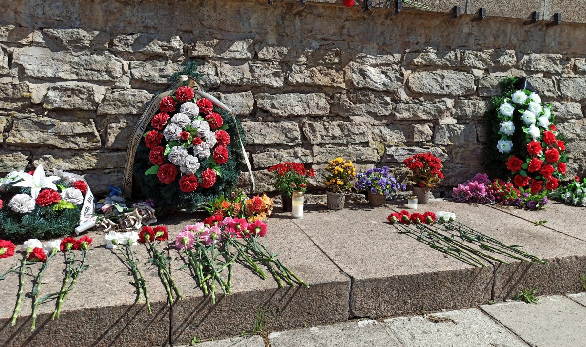 Цветы у памятной доски в Нарве, 26 июля