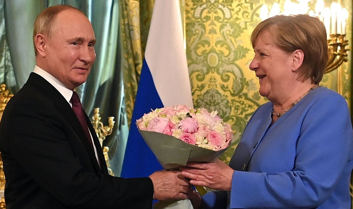 Vene president Vladimir Putin tervitas Saksa kantslerit Angela Merkelit eile Moskvas roosibuketiga. 