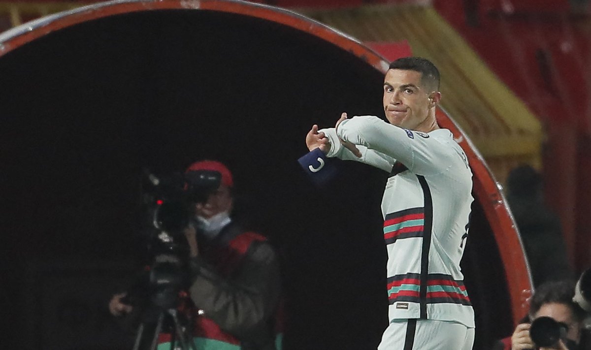 Pettunud Cristiano Ronaldo väljakult lahkumas.