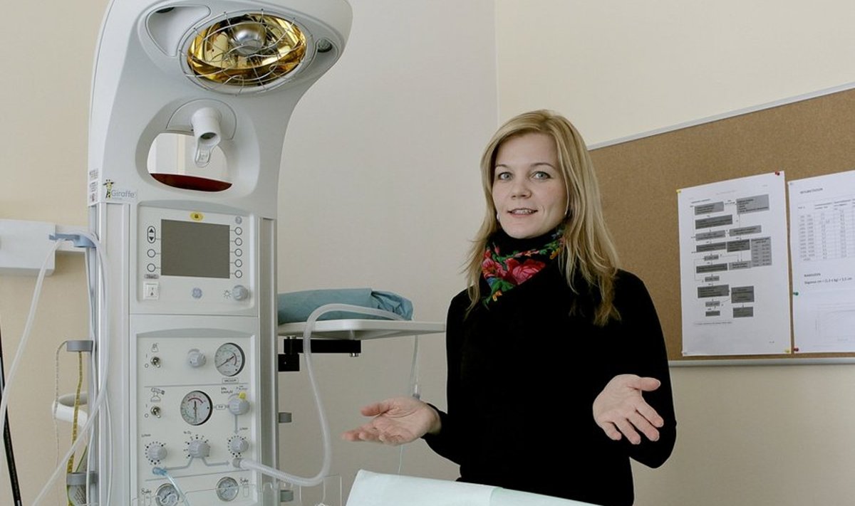 Annetuste toel ostetud vastsündinute elustamislaua sai Eeva Kauba 2010. aastal Tallinna Pelgulinna sünnitusmajale üle anda veel vana seaduse järgi.