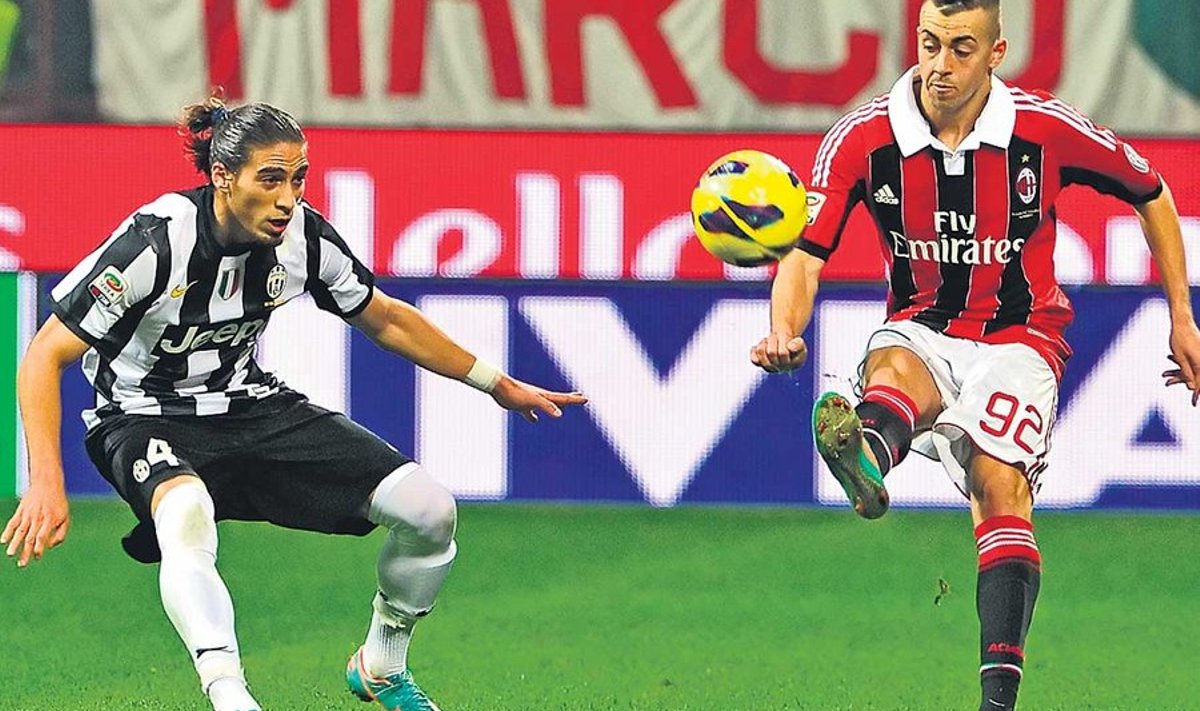 Juventuse kaitsja Martín Cáceres jälgib tähelepanelikult, mida itaallaste uus vutitäht Stephan El Shaarawy palliga tegema hakkab.