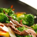 KIIRE ÕHTUSÖÖGI SOOVITUS: Viie minuti riisinuudli wok kana ja brokkoliga