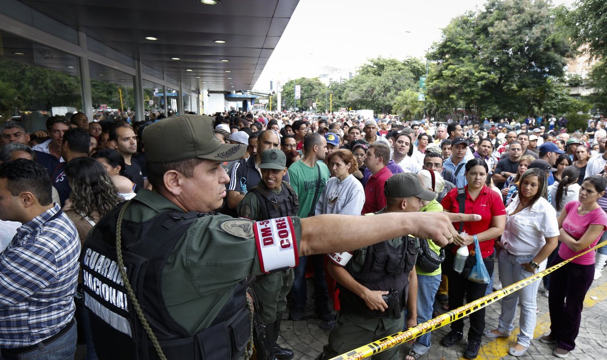 Ostlejad tunglevad Caracases kaubanduskeskusesse pääsemise nimel