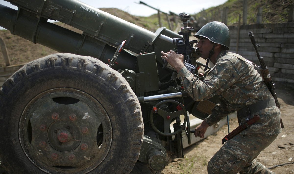 Vaenupooled kasutavad ka raskerelvastust. Fotol rihib kahurit Armeenia sõdur.