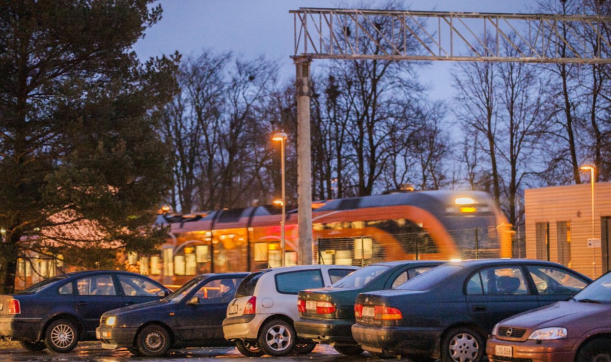 Üks Eesti Raudtee ootamatu  kirja sihtmärke,  Jõgeva raudteejaama parkla. 