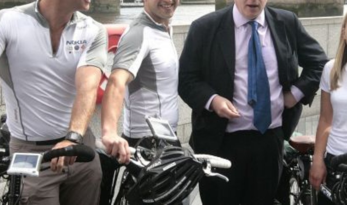Londoni linnapea Boris Johnson ümber maailma sõitu alustavate ratturitega, foto Shaun Curry, AFP