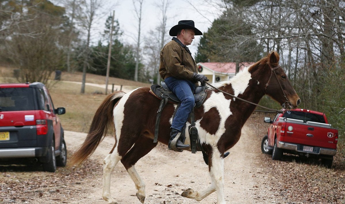 Abordi- ja geiõiguste vastane vabariiklane Roy Moore käis üleeile Alabamas valimisjaoskonnas traditsioonilisi meetodeid kasutades ehk ratsa.