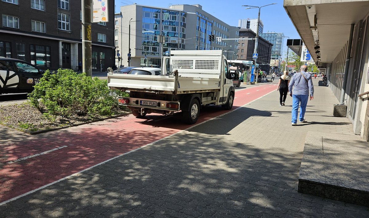 Parkivad autod rattaradadel - Tallinn sel nädalal
