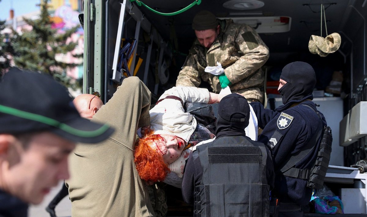 ÜKS ENAM KUI SAJAST VIGASTATUST: Ukraina sõdurid tõstavad viga saanud naist kiirabiautosse.