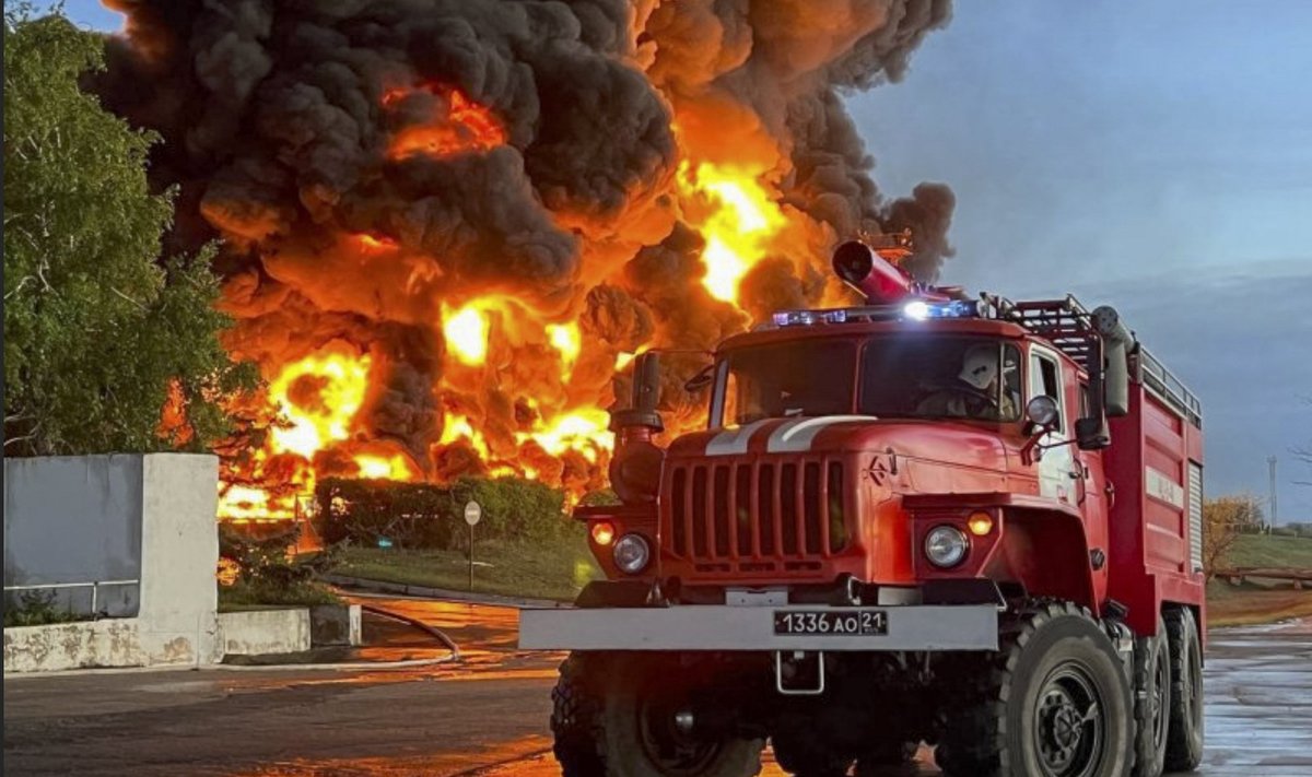 KUSTUTAVAD: Krimmi tuletõrje ohjab droonirünnaku järel plahvatanud kütusehoidlate põlengut.