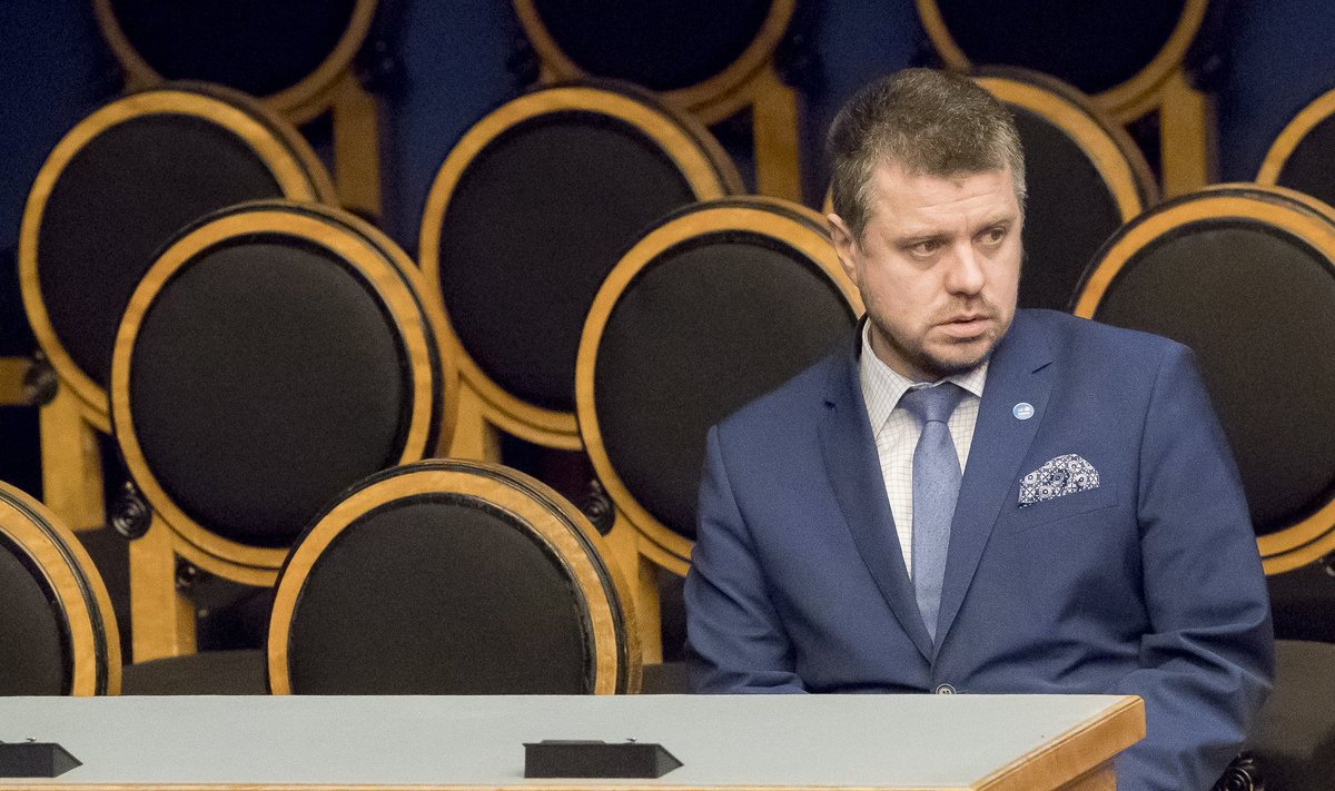 Justiitsminister Urmas Reinsalu kinnitas eile, et vabatahtlikult ta tagasi ei astu.