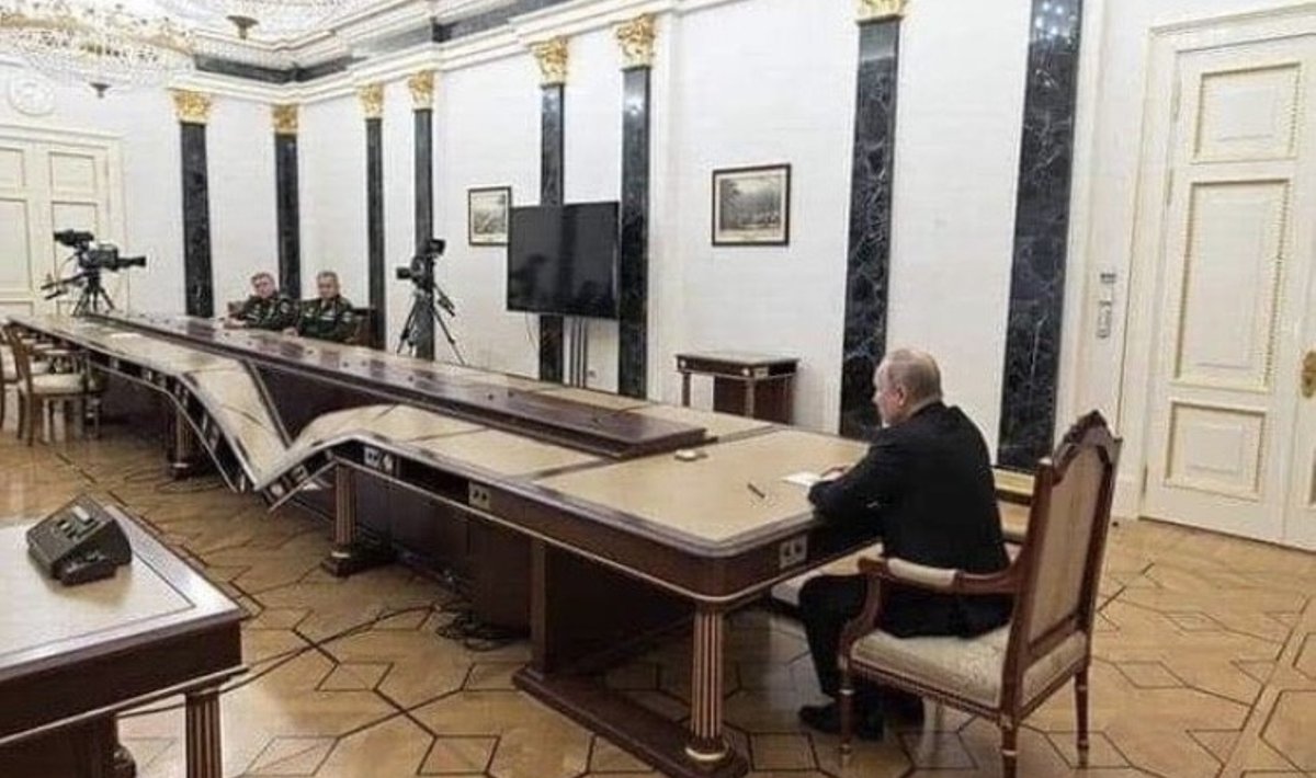 TÄNASE PÄEVA KÕIKE MENUKAM MEEM. Putini laud sarnaneb nagu kaks tilka vett Krimmi sillaga pärast Ukraina edukat rünnakut.