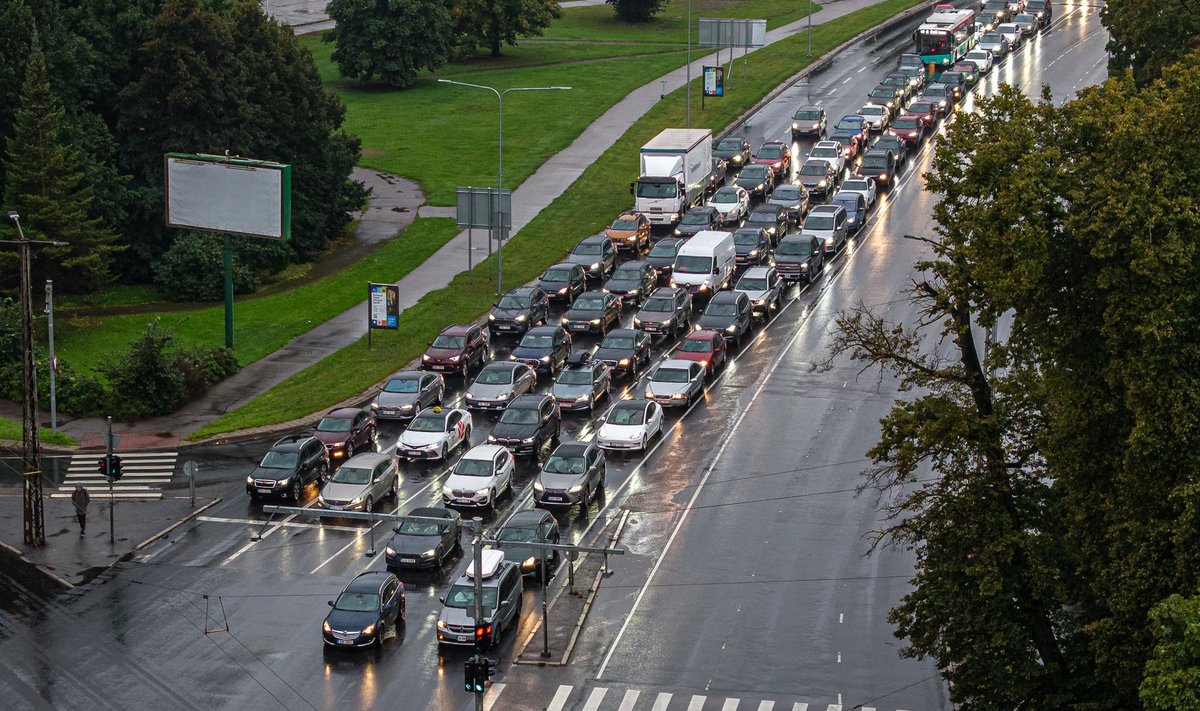 Hüppeliselt kasvanud septembri automüüginumbrid ning kõrgenenud huvi liisingu vastu näitab, et inimesed tahavad autovahetuse enne automaksude kehtima hakkamist ära teha.